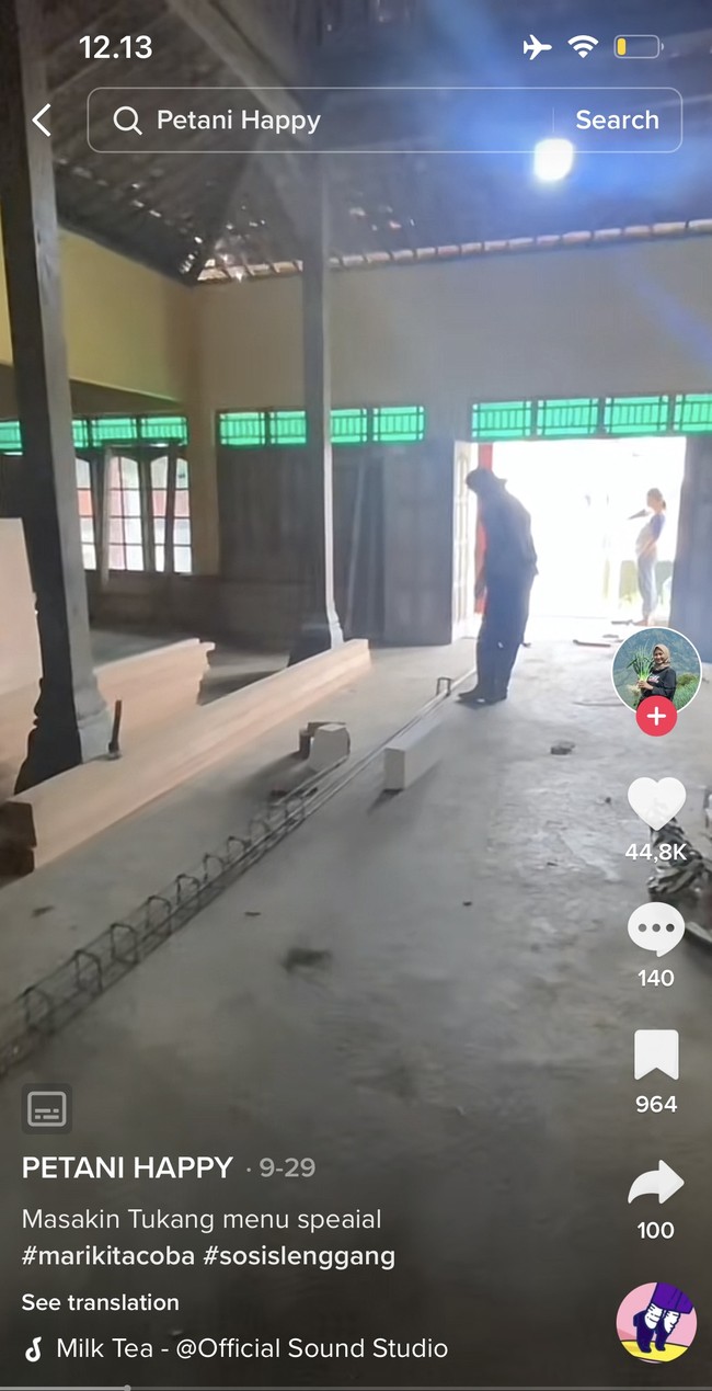 Walaupun tampak sederhana, namun rumah Novi terlihat cukup luas. Seperti yang terlihat, rumah Novi itu memang sedang dalam proses renovasi. Foto: TikTok/@novilisty_