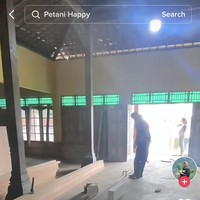 Walaupun tampak sederhana, namun rumah Novi terlihat cukup luas. Seperti yang terlihat, rumah Novi itu memang sedang dalam proses renovasi. Foto: TikTok/@novilisty_