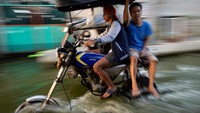 Tarif yang lebih mahal itu bertujuan untuk menutupi biaya perawatan terhadap bagian-bagian bentor yang terendam air. Namun, warga setempat menyambut baik inovasi bentor modifikasi ini.