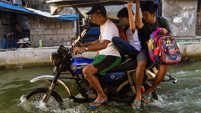 Saat Bentor Jadi Andalan Warga Filipina Menerjang Banjir, Begini Potretnya Motorcycle taxis, modified to cope with flooding, ride at coastal town of Hagonoy, Bulacan province, Philippines, October 3, 2022. REUTERS/Eloisa Lopez