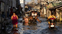 Banjir yang menjadi masalah abadi ini membuat aktivitas warga setempat menjadi terganggu, terutama transportasi. Namun, para pengendara becak motor (bentor) di sana tidak hilang akal. Para pengemudi bentor di Hagonoy memodifikasi kendaraan mereka menjadi lebih tinggi sehingga bisa menerjang banjir agar penumpang tetap kering.