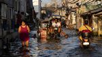 Saat Bentor Jadi Andalan Warga Filipina Menerjang Banjir