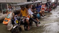 Bentor yang dimodifikasi pun jadi andalan warga untuk tetap beraktifas dan harus menerjang banjir.