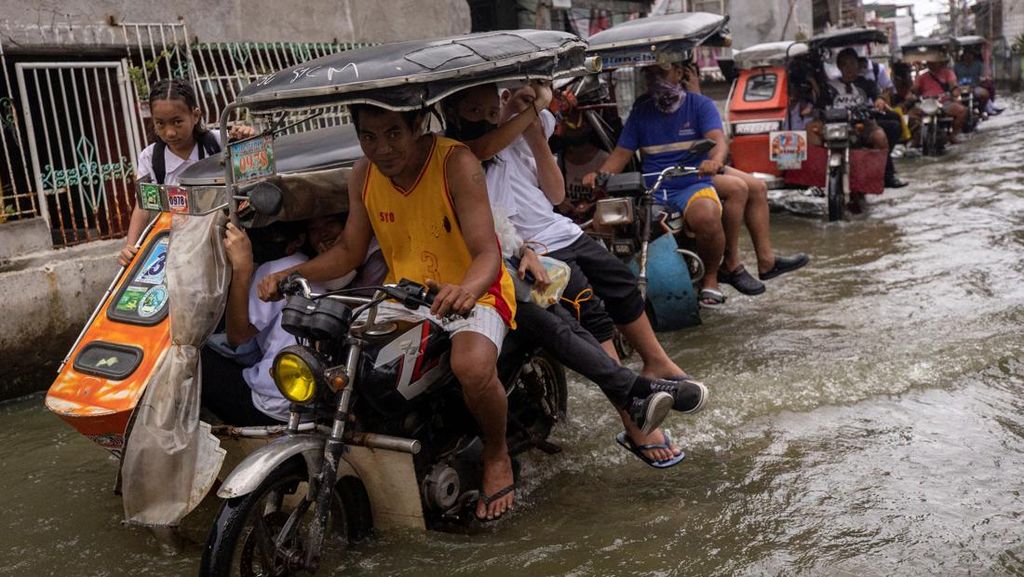 Saat Bentor Jadi Andalan Warga Filipina Menerjang Banjir