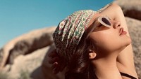 Rahma Azhari tampil seksi dalam foto ini dengan gaya khasnya. Foto: dok Instagram Razarita