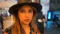 Meski tak lagi muda, Sarah Azhari masih terlihat seksi. Penampilannya mendapat banyak pujian dari netizen. Foto: dok Instagram Sazarita