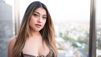 Sang kakak, Sarah Azhari juga tak kalah. Ia masih aktif di dunia hiburan dengan merilis lagu di Channel YouTube-nya. Foto: dok Instagram Sazarita