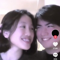 Seperti layaknya pasangan yang sedang dimabuk asmara, keduanya terlihat begitu mesra. Seperti di dalam unggahan yang satu ini saat Sean mengusap-usap kepala Laura sambil tersenyum bersama. Foto: TikTok/@1auramm