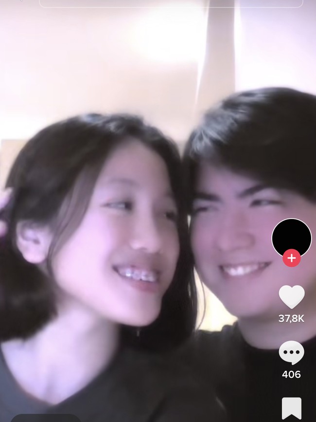 Seperti layaknya pasangan yang sedang dimabuk asmara, keduanya terlihat begitu mesra. Seperti di dalam unggahan yang satu ini saat Sean mengusap-usap kepala Laura sambil tersenyum bersama. Foto: TikTok/@1auramm