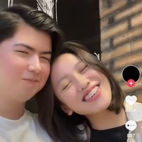 Sean dan Laura juga terlihaat sudah terang-terangan menunjukkan kemesraan mereka. Seperti dalam foto yang satu ini, saat Laura bersender di pundak Sean. Foto: TikTok/@1auramm