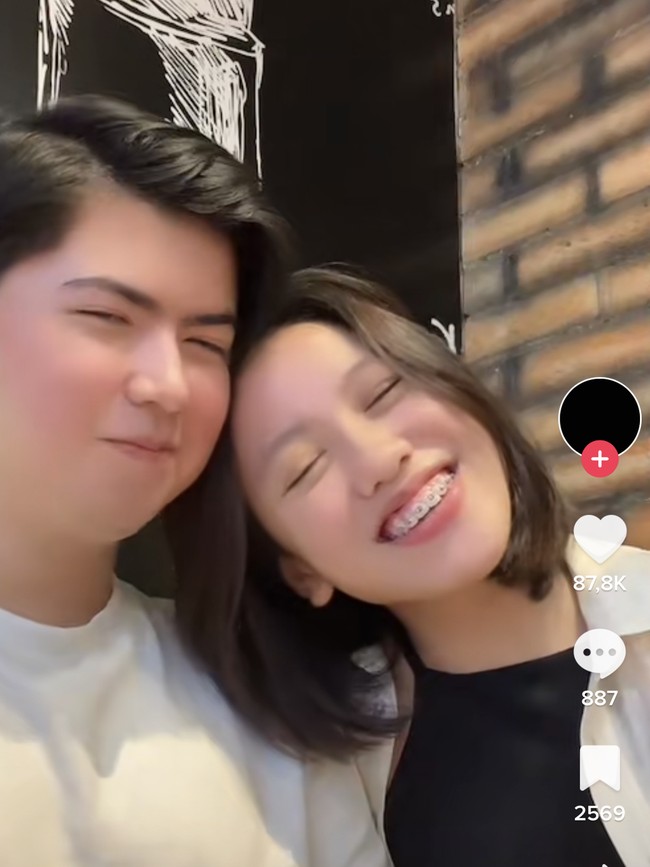 Sean dan Laura juga terlihaat sudah terang-terangan menunjukkan kemesraan mereka. Seperti dalam foto yang satu ini, saat Laura bersender di pundak Sean. Foto: TikTok/@1auramm