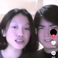 Di bio akun Instagram Laura tertulis nama akun Instagram milik Sean, begitu pun sebaliknya. Dan tak hanya di Instagram, Sean dan Laura juga terlihat memamerkan kebersamaan mereka ke TikTok masing-masing. Foto: TikTok/@1auramm