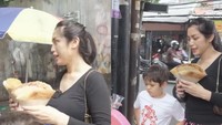 Jessica Iskandar juga dikenal sebagai selebriti yang memiliki kehidupn mewah. Namun, saat tinggal di Jakarta ia sempat mengajak anaknya, El Barack untuk jajan di depan SD yang dekat dari rumahnya. Mereka tampak jajan crepes dan es doger Rp 5.000-an. Foto: YouTube/Instagram