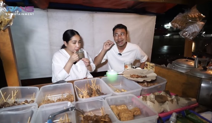 Seleb jajan di warung pinggir jalan