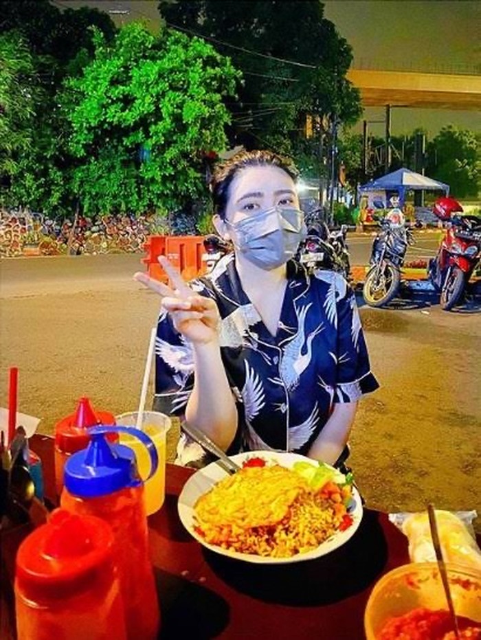 Seleb jajan di warung pinggir jalan
