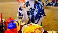 Via Vallen sebagai penyanyi dangdut terkenal juga tak malu saat makan nasi goreng di warung kaki lima. Ia memesan nasi goreng itu dengan tambahan telur dadar. Foto: YouTube/Instagram