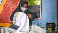 Perajin tersebut membuat pola batik menggunakan canting. Tujuan mereka membatik yaitu dalam rangka mendorong perekonomian para penyandang disabilitas di daerah tersebut.