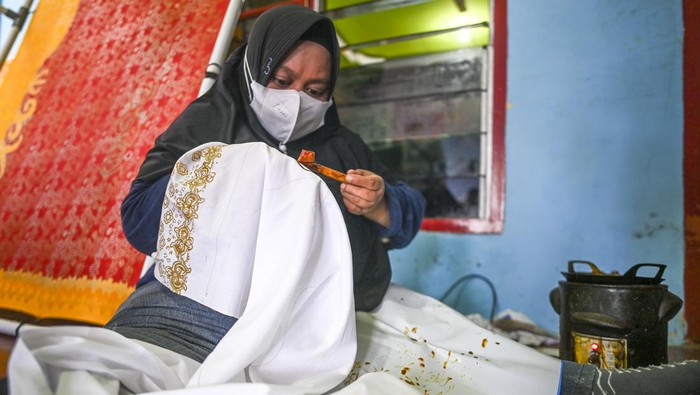 Perajin tersebut membuat pola batik menggunakan canting. Tujuan mereka membatik yaitu dalam rangka mendorong perekonomian para penyandang disabilitas di daerah tersebut.