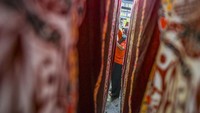 Setelah di buat pola, batik dijemur di depan rumah Kubedistik.