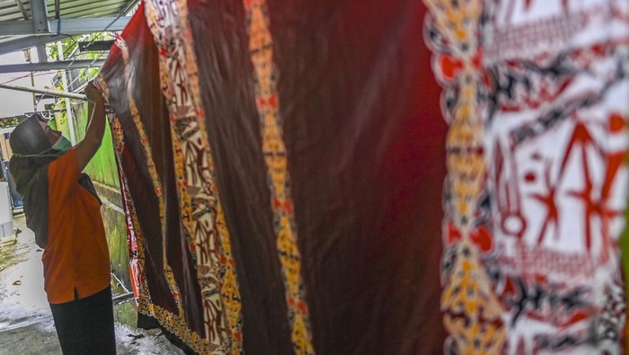 Semangat Perajin Difabel dalam Membuat Batik di Tarakan Kubedistik yang beranggotakan 26 difabel tersebut merupakan realisasi program Corporate Social Responbility (CSR) PT Pertamina EP (PEP) Tarakan Field.