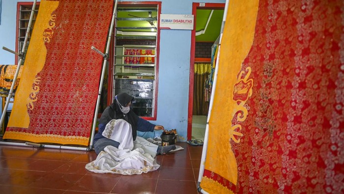 Semangat Perajin Difabel dalam Membuat Batik di Tarakan Perajin difabel membatik di rumah Kelompok Usaha Bersama Disabilitas Batik (Kubedistik), Tarakan Kalimantan Utara, Rabu (19/10/2022). Terlihat batik yang sudah jadi, terpampang di dalam rumah tersebut.