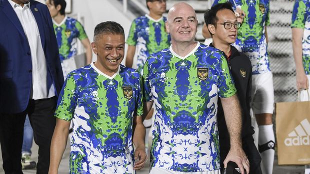 Presiden Parent World Football Association (FIFA) Gianni Infantino (kanan) berjalan bersama Wakil Ketua Umum PSSI Iwan Budianto (kiri) saat bermain sepak bola bersama staf PSSI di Stadion Madya, Kompleks Gelora Bung Karno, Senayan, Jakarta, Selasa (18/03). ).  10/2022).  ANTARA FOTO/M Risyal Hidayat/Ny.