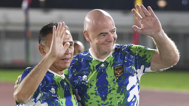 Presiden Induk Asosiasi Sepak Bola Dunia (FIFA) Gianni Infantino (kanan) berfoto dengan Ketua Umum PSSI Mochamad Iriawan (kiri) saat akan bermain sepak bola dengan staf PSSI di Stadion Madya, Kompleks Gelora Bung Karno, Senayan, Jakarta, Selasa (18/10/2022). ANTARA FOTO/M Risyal Hidayat/nym.