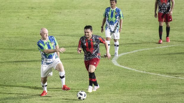 Presiden Induk Asosiasi Sepak Bola Dunia (FIFA) Gianni Infantino (kiri) berusaha merebut bola saat bermain sepak bola dengan staf PSSI di Stadion Madya, Kompleks Gelora Bung Karno, Senayan, Jakarta, Selasa (18/10/2022). ANTARA FOTO/M Risyal Hidayat/nym.