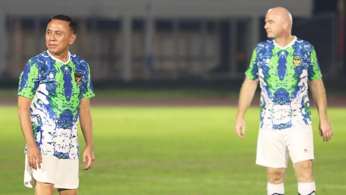 Presiden Induk Asosiasi Sepak Bola Dunia (FIFA) Gianni Infantino (kanan) berfoto dengan Ketua Umum PSSI Mochamad Iriawan (kiri) saat akan bermain sepak bola dengan staf PSSI di Stadion Madya, Kompleks Gelora Bung Karno, Senayan, Jakarta, Selasa (18/10/2022).
