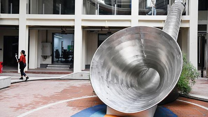 Seru Banget, Kantor di China Punya 11 Perosotan CHENGDU, CHINA - OCTOBER 19: A newly renovated office building with a slide is seen on October 19, 2022 in Chengdu, Sichuan Province of China. A total of 11 slides spanning up to 3 floors were attached to the old office building. (Photo by Zhang Lang/China News Service via Getty Images)