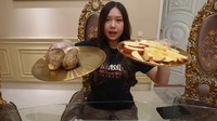 “Aku bakal makan di jam yang tepat, pagi-pagi makan apel satu, siang makan dua ubi, malamnya makan protein shake,” jelas Sisca. (Foto: Channel YouTube Sisca Kohl)
