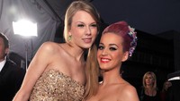 Taylor Swift dan Katy Perry bersahabat di depan umum. Swift pernah menuding Katy Perry menyabotase turnya karena menyewa penari latar miliknya. Foto: WireImage/Lester Cohen/AMA2011