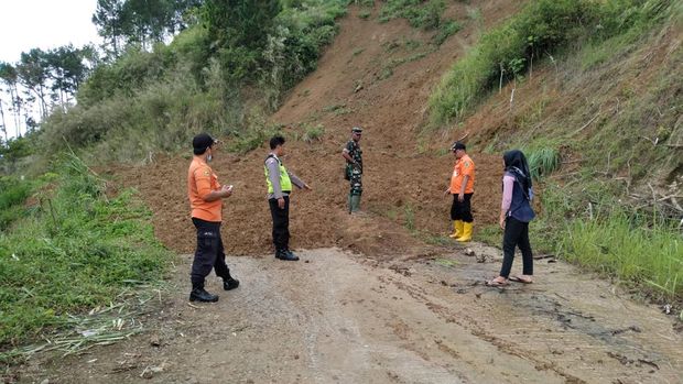Tebing setinggi 30 meter di Desa Kebutuhduwur, Banjarnegara longsor, Rabu (19/10/2022). Tebing setinggi 30 meter di Desa Kebutuhduwur, Banjarnegara longsor, Rabu (19/10/2022).