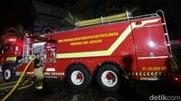 Sebelumnya enam unit mobil damkar meluncur ke lokasi. Damkar menerima laporan kebakaran itu pada pukul 15.22 WIB.
