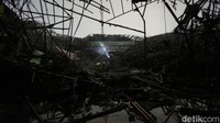 Petugas pemadam kebakaran melakukan proses pendinginan pada kubah yang terbakar kemudian ambruk di Masjid Islamic Center Jakarta, Jakarta Utara, Rabu (19/10/2022).