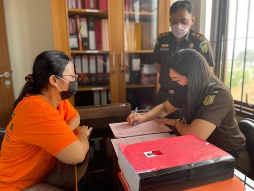 Tersangka kasus korupsi LPD Desa Adat Ambengan, Desa Ayunan, Kecamatan Abiansemal, Kabupaten Badung, Ida Ayu Nyoman Kartini dilimpahkan ke JPU Kejari Badung. (Dok. Kejari Badung)