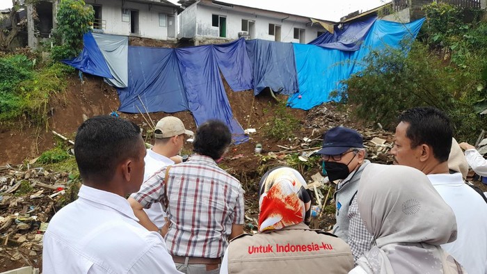 Tim Geolog dari Universitas Pakuan menganalisis penyebab tanah longsor di Gang Barjo, Kota Bogor, Rabu (19/10/2022).