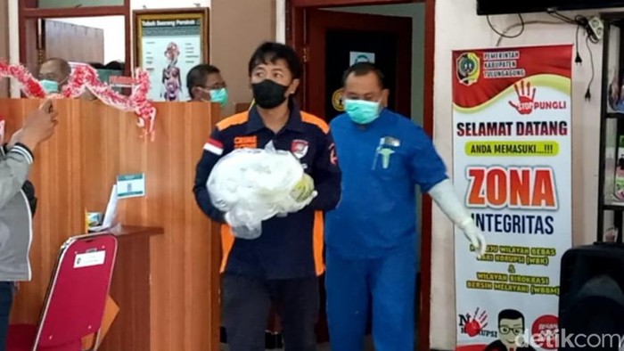 Tim Inanfis mengevakuasi jasad bayi yang dibuang di WC Disdikpora Tulungagung