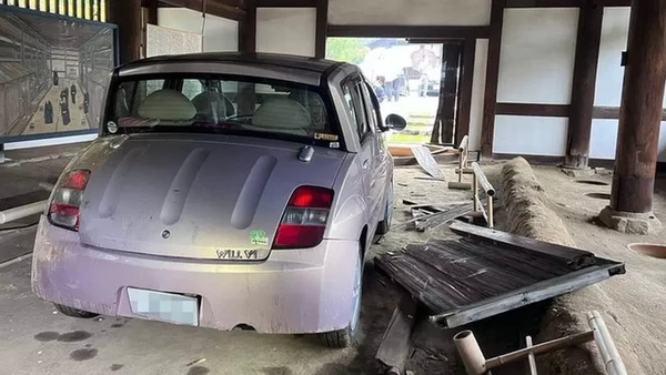 Seorang pria yang tugasnya melestarikan warisan budaya Jepang melakukan kesalahan. Ia secara tidak sengaja menabrakkan mobilnya ke toilet tertua di negara itu (Foto: BBC)