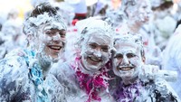 Tradisi Raisin Weekend ini diadakan oleh Universitas St Andrews setiap tahun dan diikuti oleh ratusan mahasiswa baru.