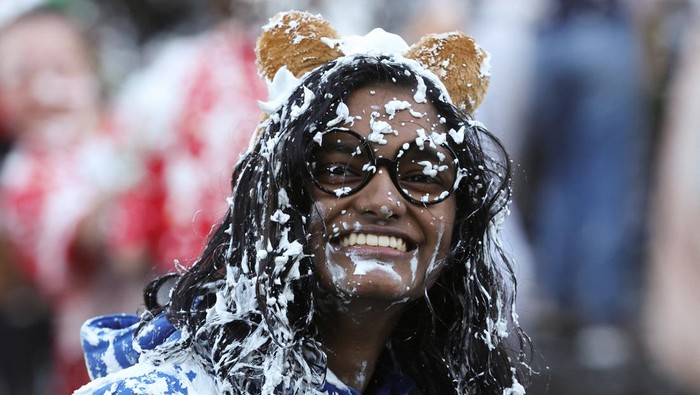 Tradisi Unik Perang Busa Ala Mahasiswa di Skotlandia Students from St Andrews University are covered in foam as they take part in the traditional