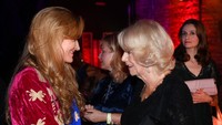 Dalam ajang tersebut, Camilla juga bertemu dengan Dua Lipa.sampai aktris Natascha McElhone. Foto: Getty Images/WPA Pool