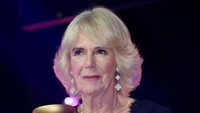 Camilla atau yang dijuluki sebagai Queen of Consort mengumumkan pemenang dari Booker Prize for Fiction 2022, atau ajang penghargaan sastra bergengsi di Inggris. Foto: Getty Images/WPA Pool