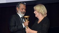 Camilla berpose dengan pemenangnya, Shehan Karunatilaka, di Roundhouse, pada 17 Oktober 2022, di London Inggris. Foto: Getty Images/WPA Pool