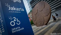 Eks Wakil Gubernur DKI Jakarta Ahmad Riza Patria menyampaikan pembangunan tugu sepeda ini menelan anggaran senilai Rp 800 juta.