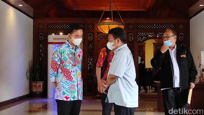 Para serikat buruh menemui wali kota solo Gibran Rakabuming Raka di balai kota solo pada rabu (19/10/2022).