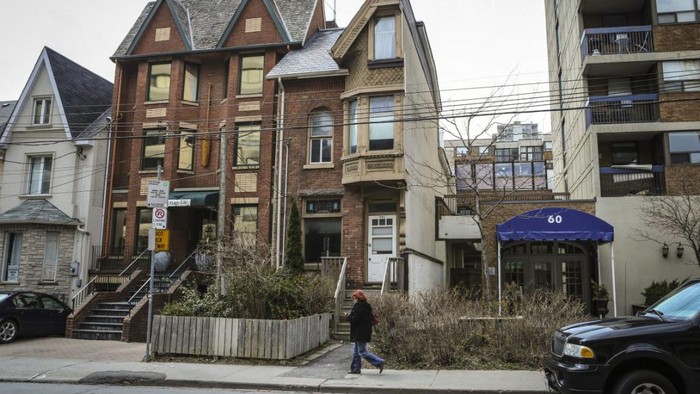 Unik Atau Aneh? Rumah Ini Cuma Setengah Pembangunan salah satu real estate di kota Toronto, Kanada, menghasilkan pemandangan yang unik. Sebuah rumah terlihat berdiri dengan setengah bagiannya terpotong.