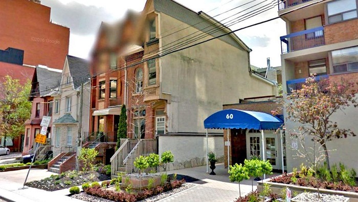 Unik Atau Aneh? Rumah Ini Cuma Setengah Pembangunan salah satu real estate di kota Toronto, Kanada, menghasilkan pemandangan yang unik. Sebuah rumah terlihat berdiri dengan setengah bagiannya terpotong.