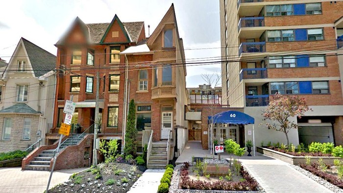 Unik Atau Aneh? Rumah Ini Cuma Setengah Pembangunan salah satu real estate di kota Toronto, Kanada, menghasilkan pemandangan yang unik. Sebuah rumah terlihat berdiri dengan setengah bagiannya terpotong.