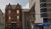 Jika rumah lainnya sepakat untuk dijual dan dijadikan lahan pembangunan untuk gedung, rumah milik Albert Zikovitz itu menolaknya. Dok. Atlas Obscura